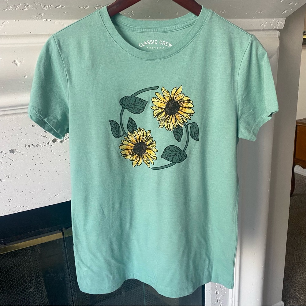 Aeropostale Ladies Classic Crew Green Short Sleeve Tee w/ Sunflower Design (XL)
